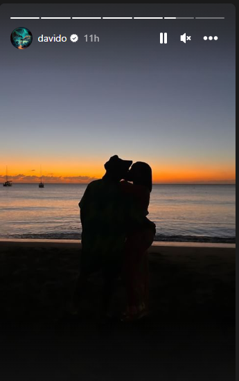 Davido and Chioma share a kiss on the beac [Instagram/Davido]