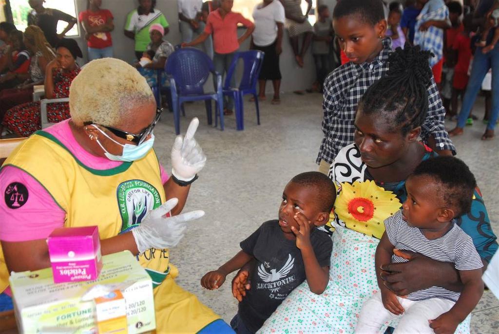 O.B. Lulu-Briggs Foundation Donates relief items to Elem-Sangama flood victims