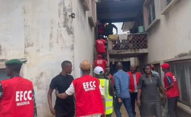 EFCC operatives arrested suspected vote buyers. (PM News)