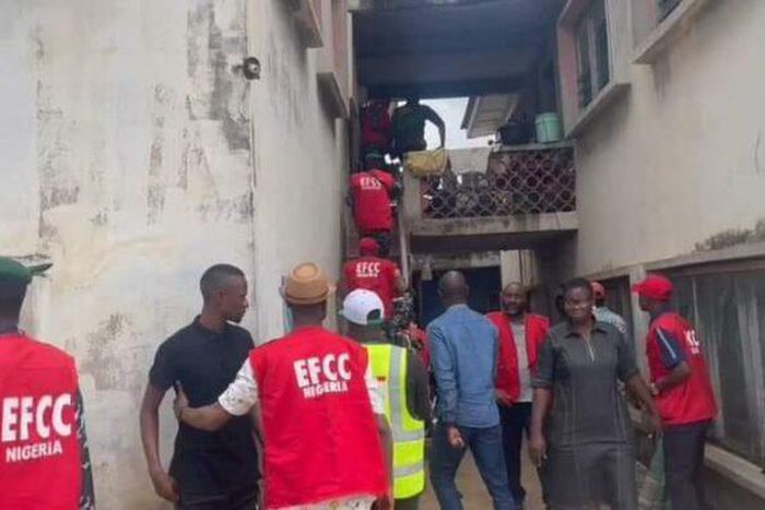 EFCC operatives arrested suspected vote buyers. (PM News)