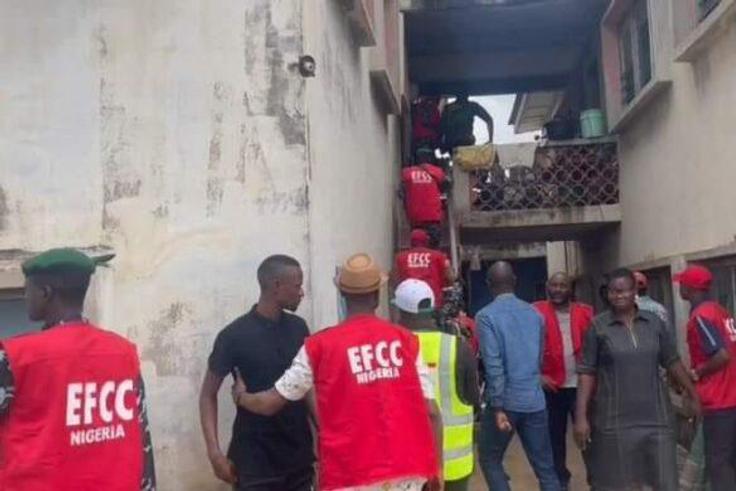 EFCC operatives arrested suspected vote buyers. (PM News)