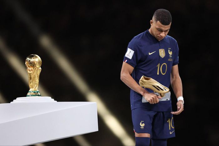 A dejected Mbappe walks past the World Cup title.