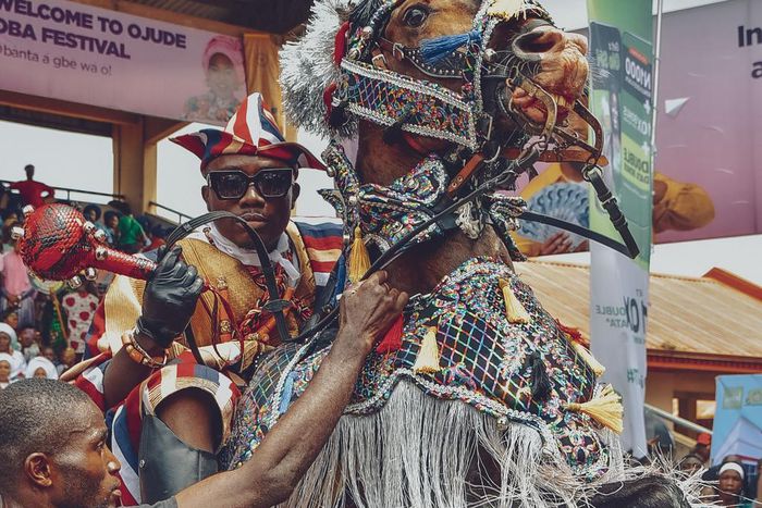 Prince Adedoyin on his horse [Instagram/@obankswillis/@kingbelaire]