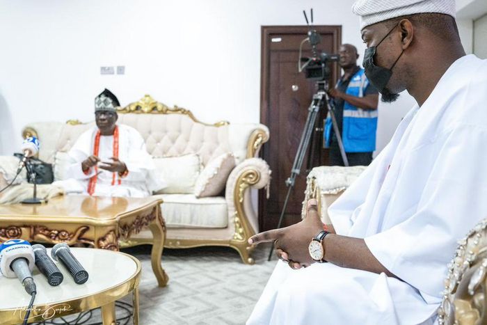 Rhodes-Vivour visits Oba Akiolu at his Iga Idunganran palace. [Twitter:GRV]