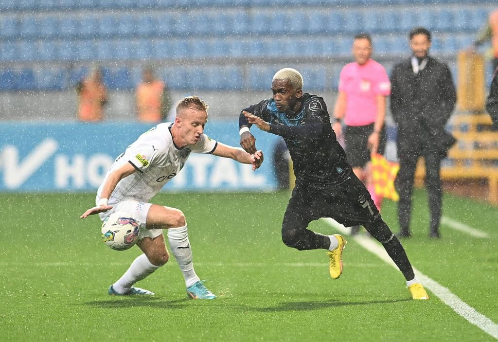 Florent Hadergjonaj of Kasimpasa and Henry Onyekuru(R) of Adana Demirspor during the Super Lig match between Kasimpasa SK and Adana Demirspor at Kasimpasa