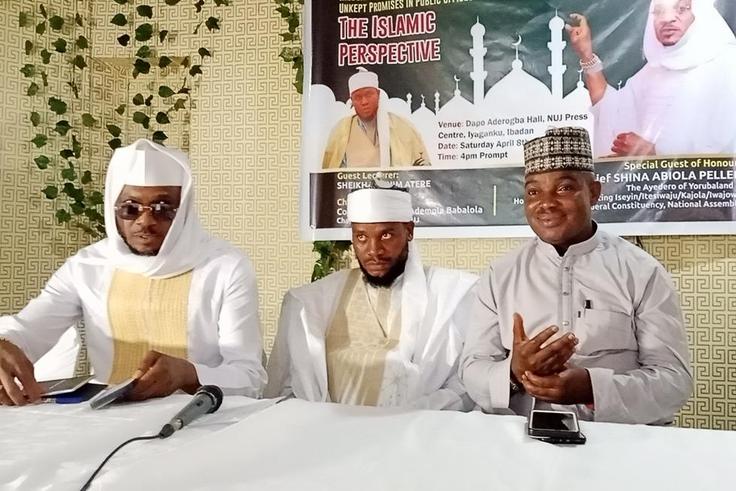Rep. Peller (left) with Sheikh Hashim Atere and Ademola Babalola, Oyo NUJ Chairman (right) at a Ramadan Lecture in Ibadan.