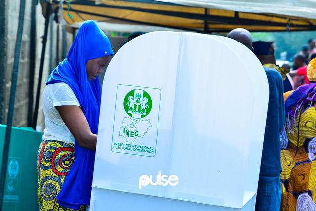 A woman at a polling booth about to vote in Oniru, Lagos (Pulse)