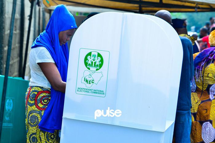 A woman at a polling booth about to vote in Oniru, Lagos (Pulse)