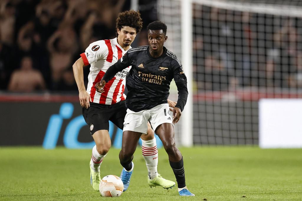 Nketiah fumbles as Luuk de Jong inspires PSV to a 2-0 win against Arsenal