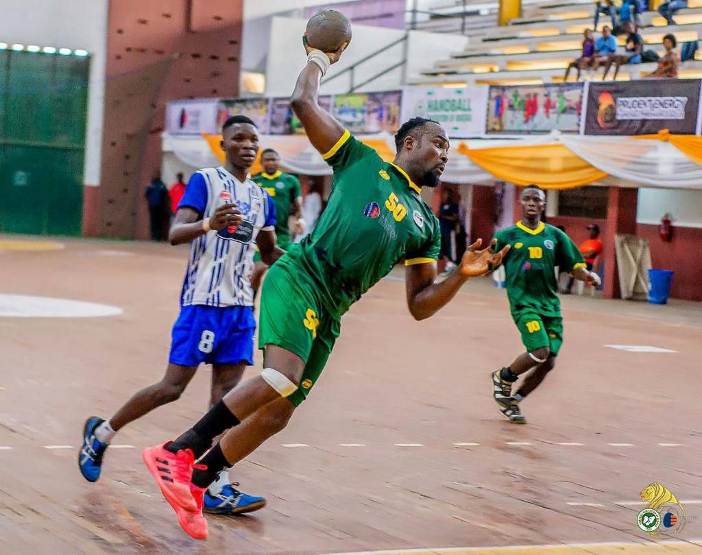 A Kano Pillars star scores against Shooters.