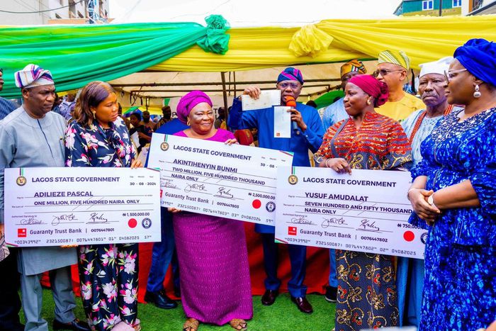 Dosunmu market fire victims get millions of naira compensation from Sanwo-Olu. [X:@jidesanwoolu ]