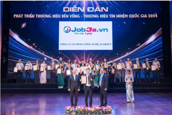 Representative of Job3s.vn received the "Top 10 national sustainable brands" award. Image: Job3s