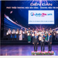 Representative of Job3s.vn received the "Top 10 national sustainable brands" award. Image: Job3s