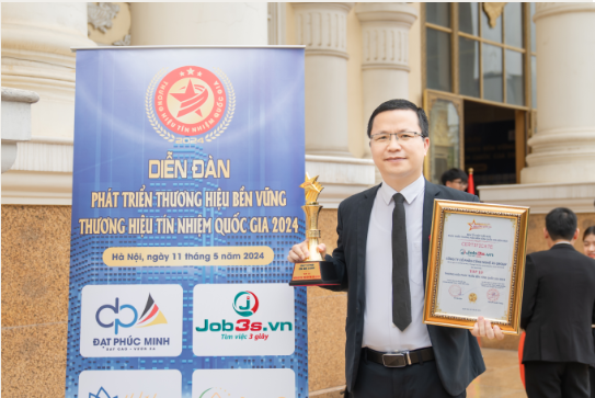 CEO Tony Vu ​​of job3s.vn holds the trophy and award certificate. Image: Job3s