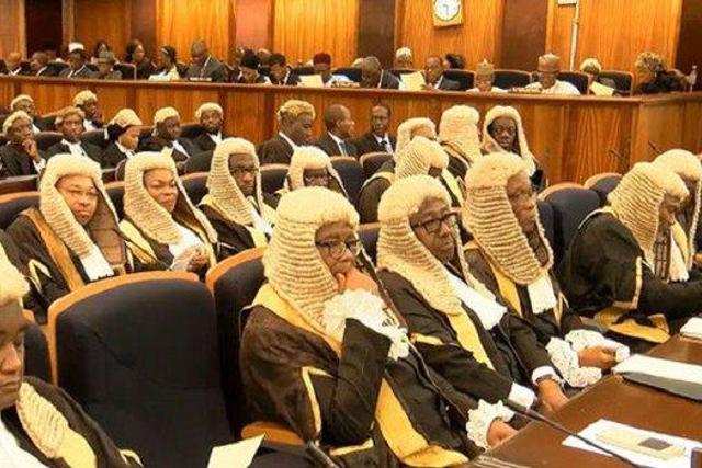 Why do lawyers wear wigs? [Quora]