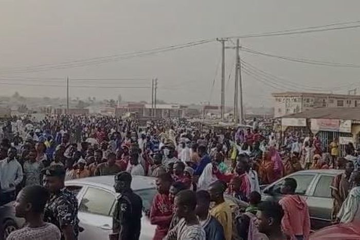 Stray bullets kill 4 in Niger as protesters outnumbered security agents