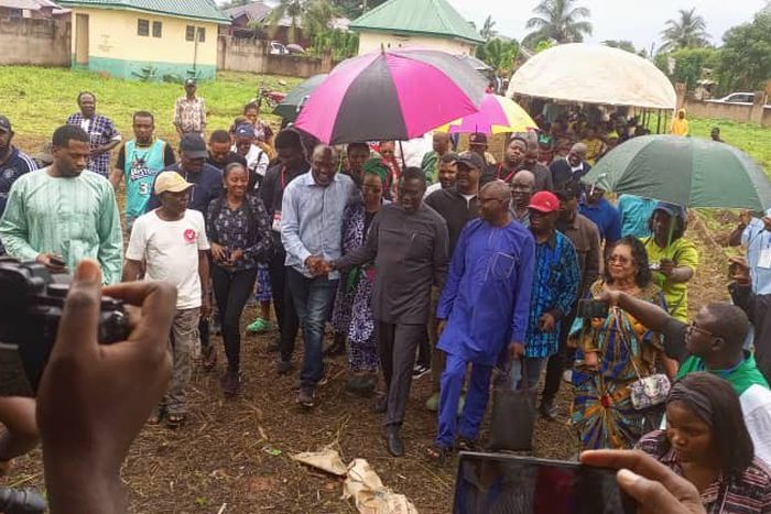 Voters protest non-arrival of INEC officials, materials at Ighodalo's polling unit [NAN[