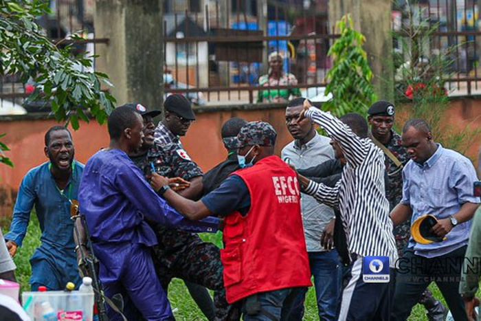 EFCC arrests suspected vote-buyers at polling unit as Edo election gets underway [Sodiq Adelakun/Channels TV.]