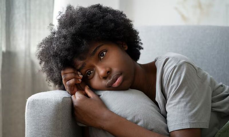 A teenager struggles with low self-esteem [freepik]
