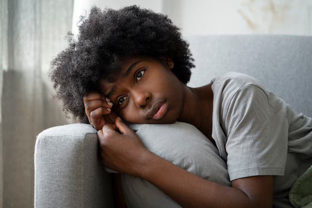A teenager struggles with low self-esteem [freepik]