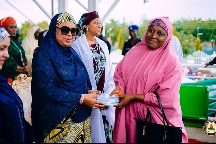 Governor’s wife distributes 3,500 bags of rice, cash to vulnerable households in Katsina [NAN]