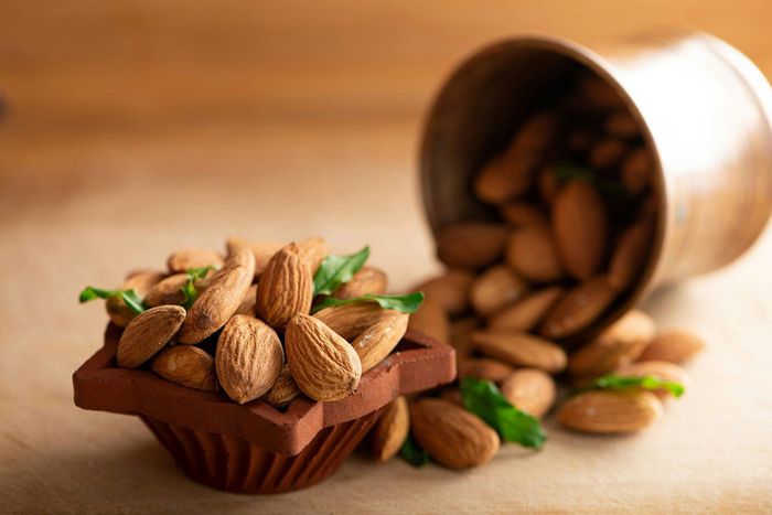 The health benefits of almonds are numerous [Medium]