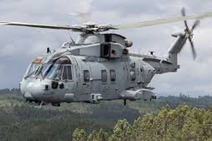 1 dies after aircraft, HMS Queen Elizabeth, ditches into Channel in UK [sabcnews]