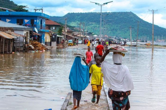 Motorists, residents stranded as floods take over FCT road, fare hikes follow [Rapid Telecast]
