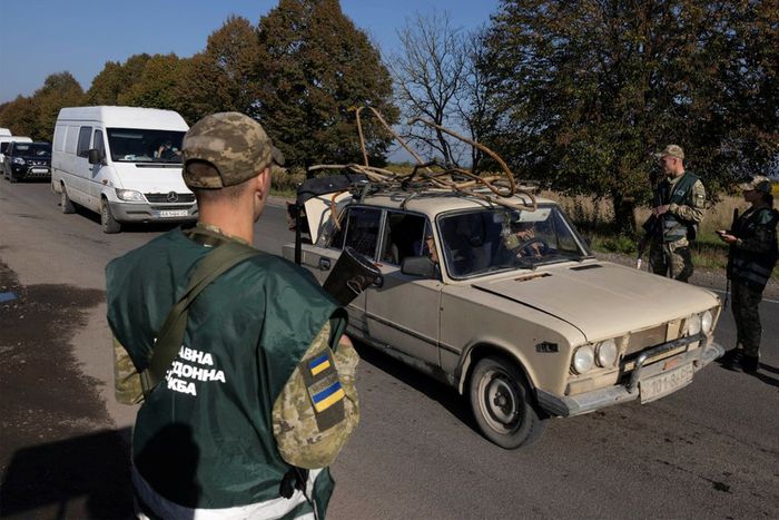 Ukraine border guards prevent dozens of men from fleeing amid war with Russia [thedailybeast]