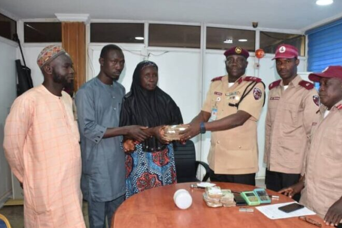 FRSC hands over ₦1m recovered from accident scene to victim’s family [quick news africa]