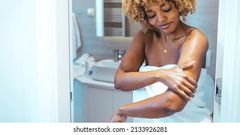 Applying body lotion when your body is wet [shuttershock]