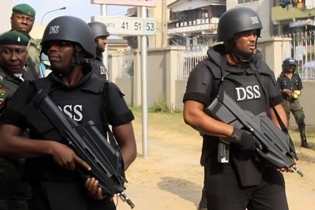 Operatives from the Department of State Services (DSS). [Facebook]