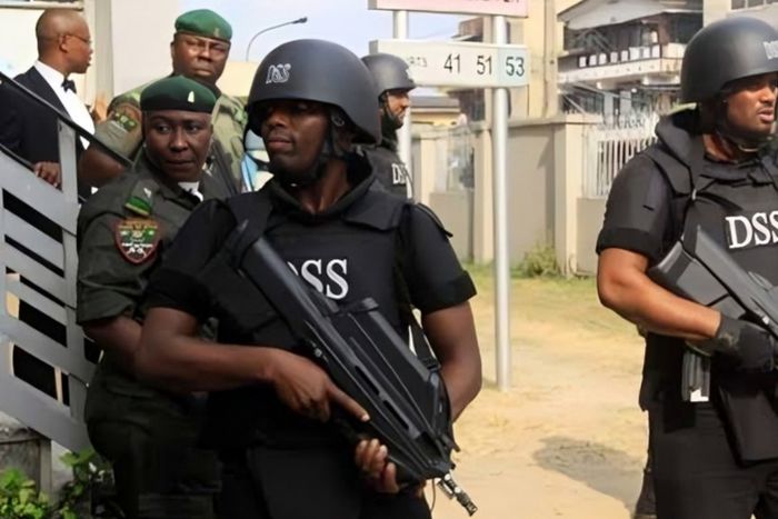 Operatives from the Department of State Services (DSS). [Facebook]