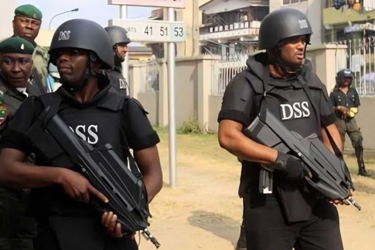 Operatives from the Department of State Services (DSS). [Facebook]