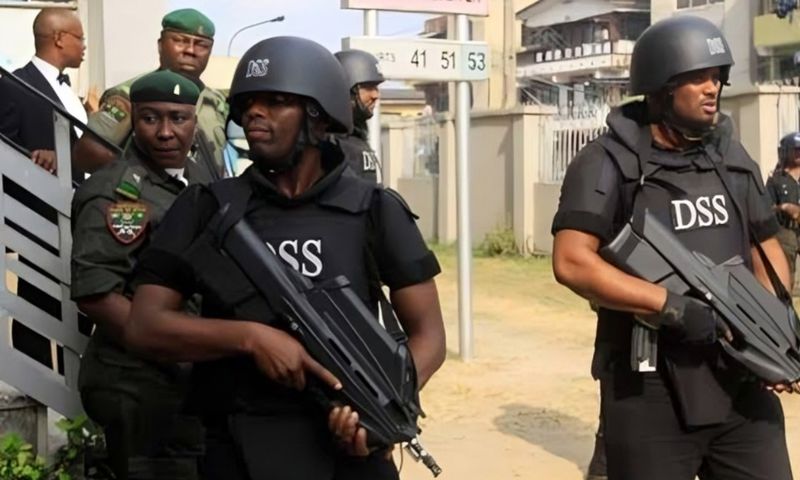 Operatives from the Department of State Services (DSS). [Facebook]