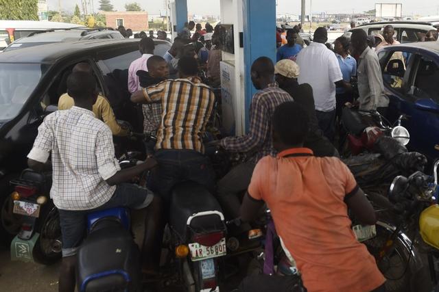People queue to buy fuel at a petrol station in Lagos, southwest Nigeria. [Getty Images]