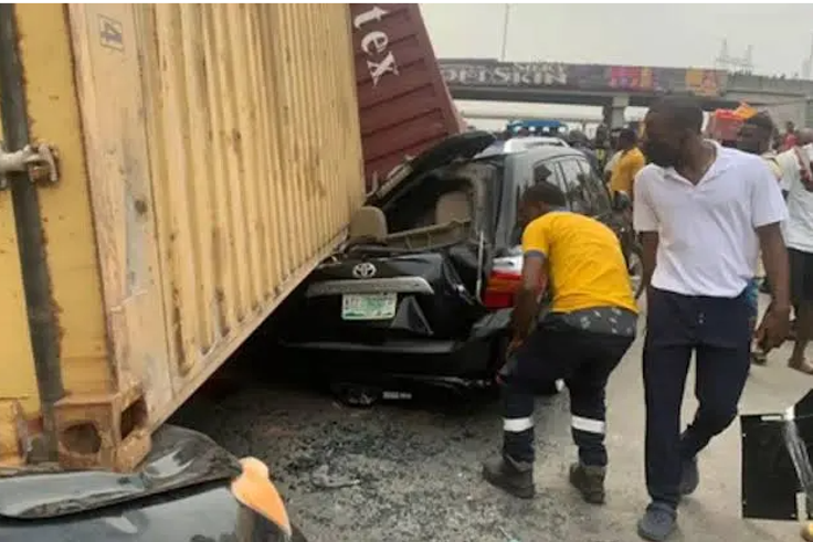 2 escape death as speeding bus rams into truck in Lagos [National Accord Newspaper]