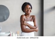 Applying body lotion when your body is wet [shuttershock]