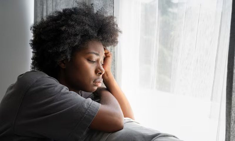 A teen struggles with low self-esteem [freepik]
