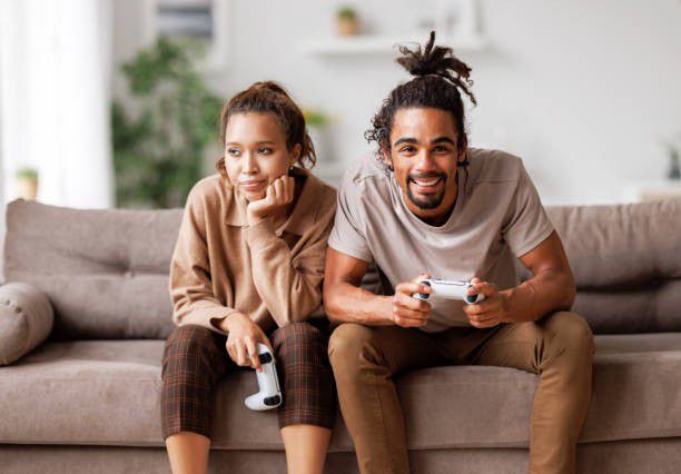 The biggest distractions in relationships [istockphoto]