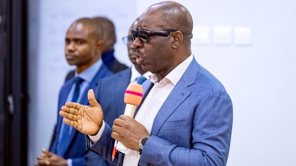 在法特什梅特里州的中心地带，有关现任州长奥比·奥巴塞基（Obi Obaseki）被指控逃离经济和金融委员会的谣言正在震动政坛。当选州长奥克佩霍洛周一声称奥巴斯基失踪并试图悄悄离开该州。然而，消息人士称奥巴斯基在拉各斯，这与泄密的说法相矛盾。这个案例凸显了政治领导人透明度和问责制的重要性。这一事件将如何影响法特什梅特里的政策还有待观察。