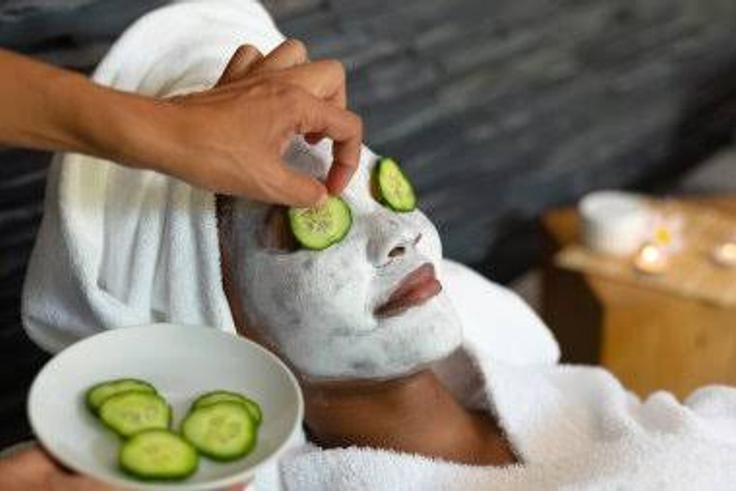 Ever wondered what cucumber slices do for the eyes? [Deposit Photos]