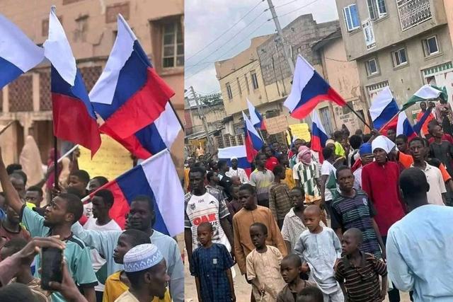 Protesters flying Russian flags on the streets of Kano. [X, formerly Twitter]