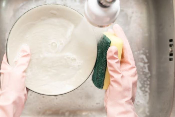 Have you ever wondered why there are different colored sponges in a multipack? [Shutterstock]