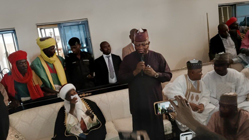 Senator Yari's visit to the Emir of Gummi. [Facebook]