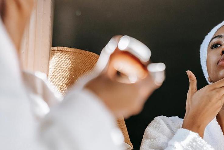 Black woman in front of a mirror [Daily Vanity]