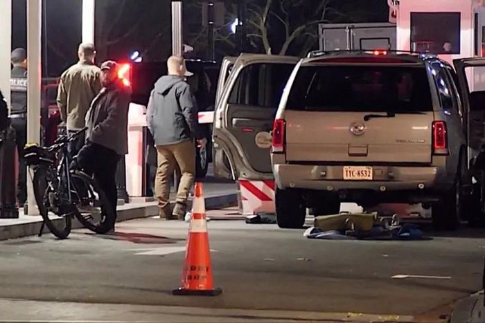 Driver dies after vehicle crashes into White House gate