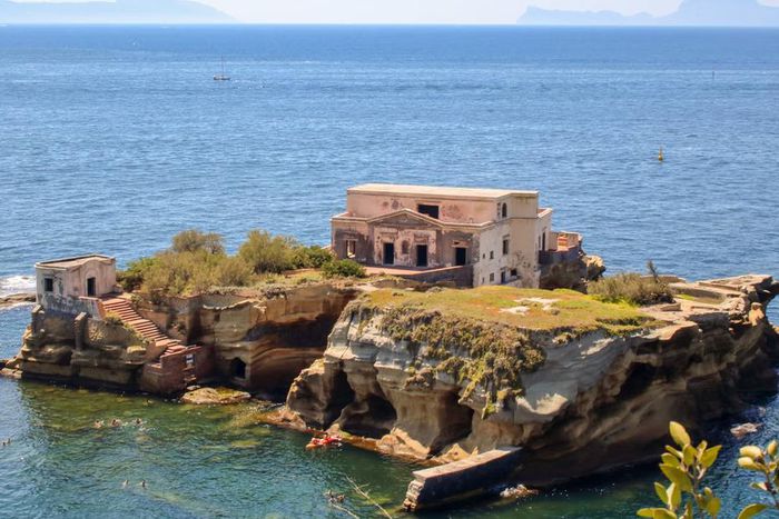 Gaiola, Bay of Naples [123RF]