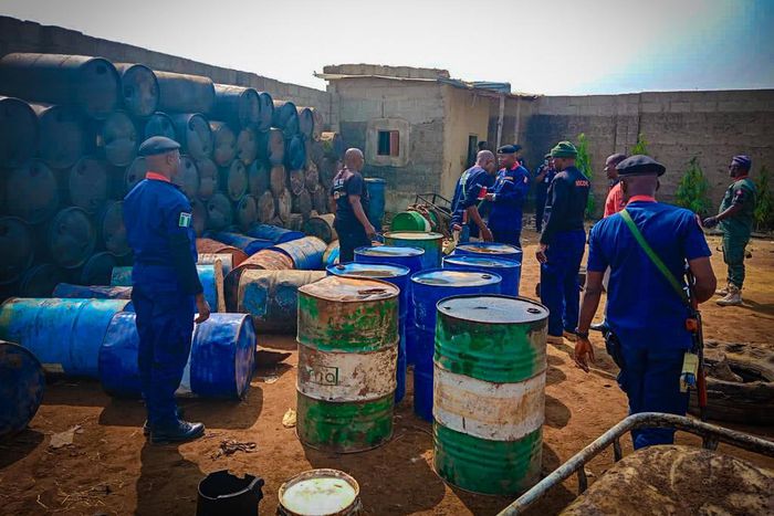 Commandant Joachim Okafor centre and others during the raid. [Twitter:@official_NSCDC]
