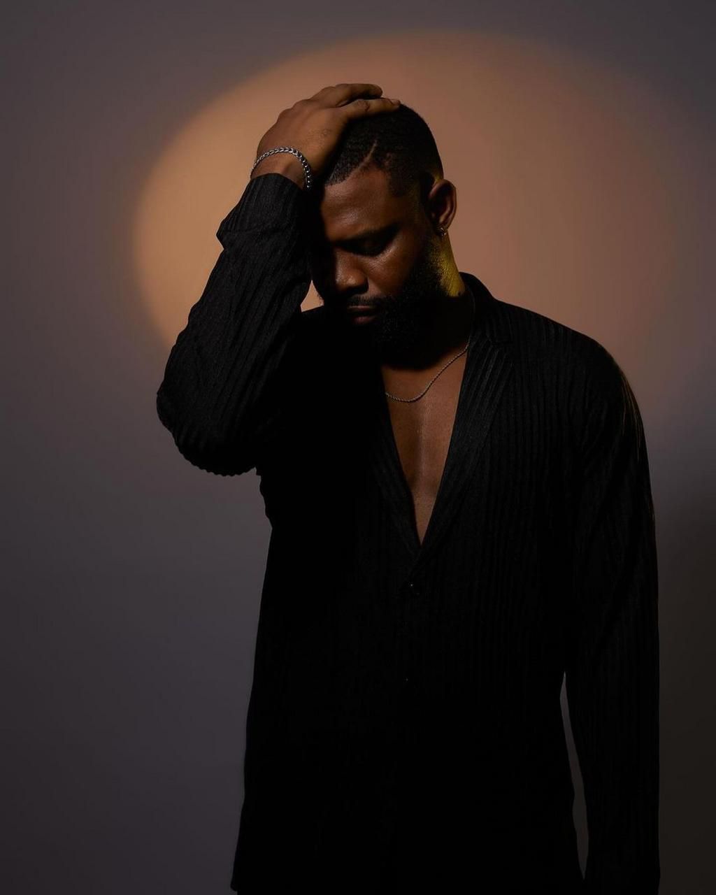 The actor Efa Iwara has posted a cooking video (Instagram)
